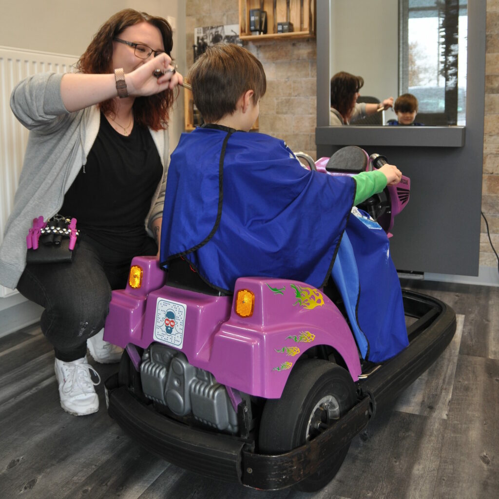 Eine verrückte Idee der Crazy Windows im vergangenen Jahr: Im Salon Brünger wurden Kinder kurz vor dem ersten Corona-Lockdown im März 2020 mit einem Mini-Autoskooter vom Gasthaus Beckmann begrüßt.